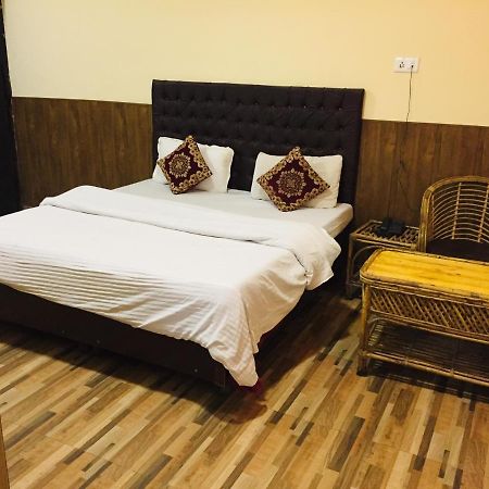 Hotel Prem G, Массури Экстерьер фото