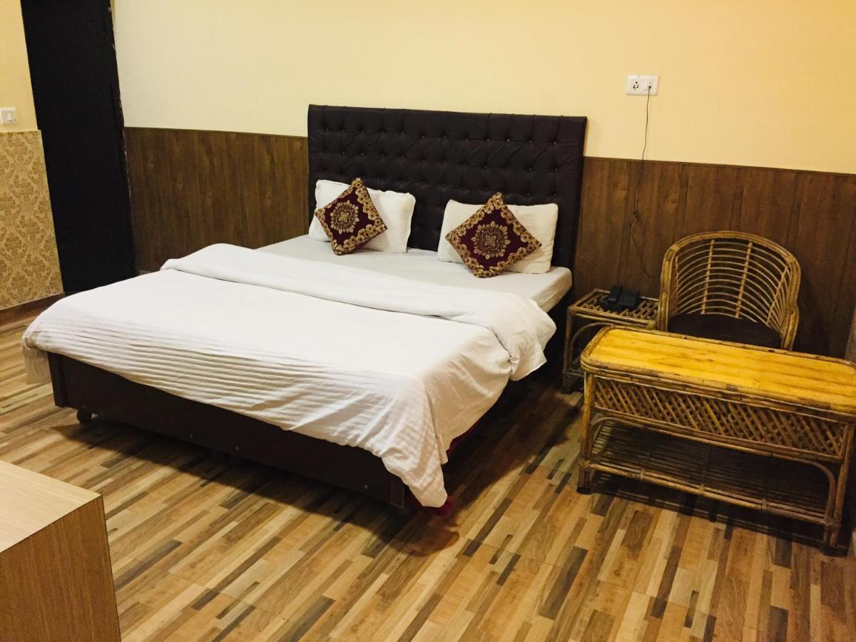 Hotel Prem G, Массури Экстерьер фото