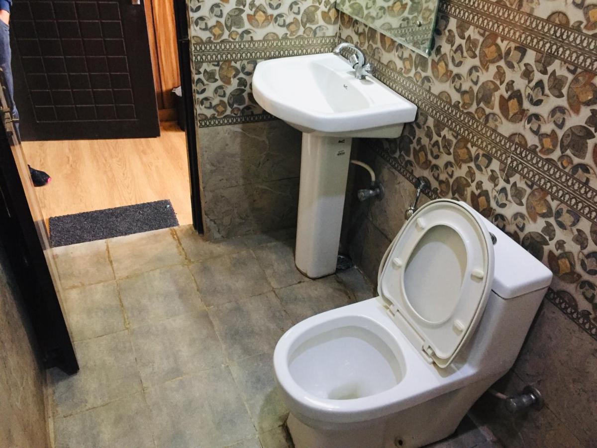 Hotel Prem G, Массури Экстерьер фото