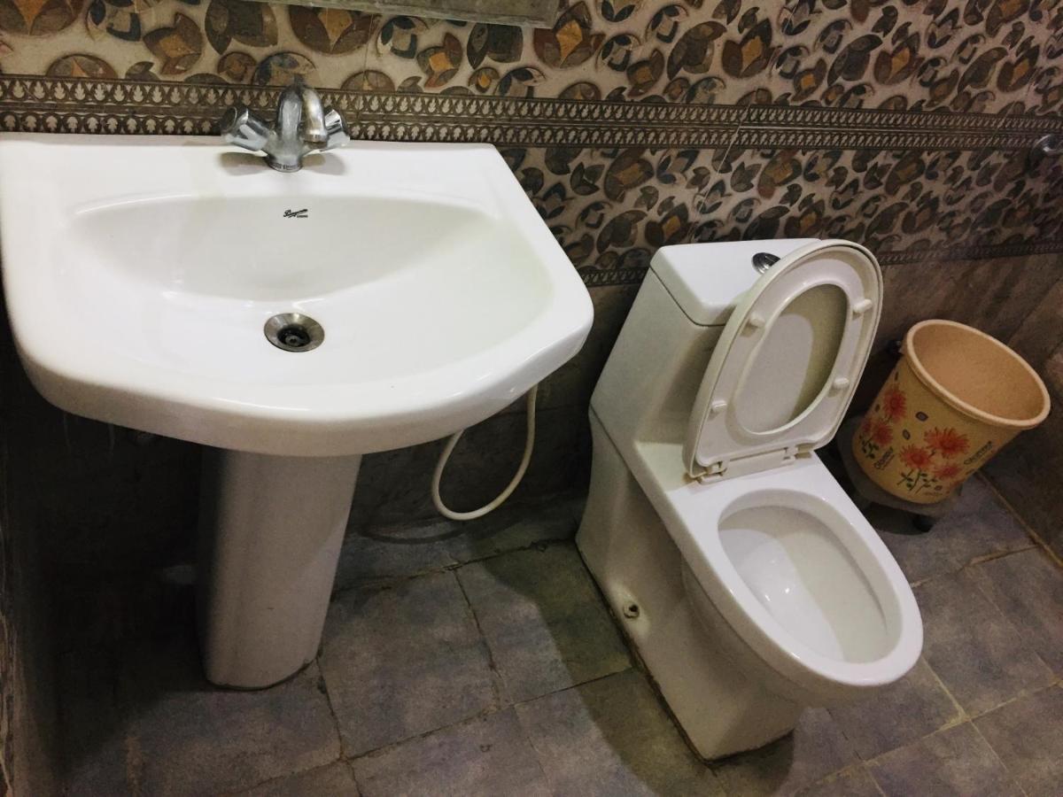 Hotel Prem G, Массури Экстерьер фото